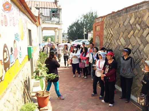  環保局辦理「金門秋日微旅行」環境教育系列活動，帶領參與學員探訪金門各個角落，進一步了解自我生活周遭的環境與事務，激發想要保護環境的公民行動力。（環保局提供）　