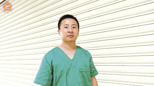   金門醫院把最好的空間（在鐵捲門之後）讓給「特殊需求者牙醫服務示範中心」，讓牙科可以完整照顧到金門地區每一位民眾；洪長享對此十分感謝。（張建騰攝）