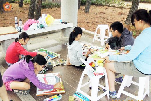   金門縣信用合作社主辦的全縣學生美術寫生比賽，學生以彩筆彩繪金管處周邊優美景緻。（李金鎗攝） 