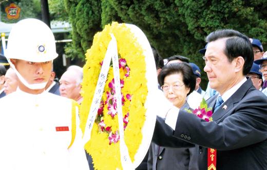  總統馬英九在太武山公墓向烈士獻花。 （張建騰攝）