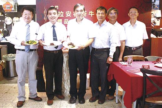 農委會畜試所所長黃英豪及金門畜產試驗所所長文水成等貴賓在金門「布拉安格斯」牛美饌品嚐會見證「金門牛」飼育成果。（縣府建設處提供）