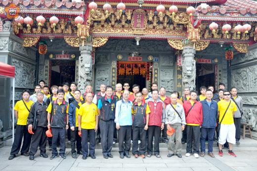 金城鎮北鎮廟管理委員會組團赴台參加武當山玄天上帝巡安活動，縣長李沃士等人專程到北鎮廟口送行。（李金鎗攝）