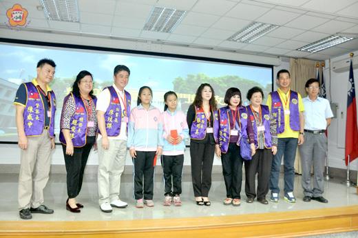 國際獅子會300A1區總監黃義瀚率領獅友抵金展開離島社會服務活動，並於縣府多媒體簡報室致贈金門縣國中學生「金獅鐵馬」自行車一百部，頒贈「熱心服務、勤學向上」獎學金，縣府秘書長盧志輝代表縣長李沃士表達歡迎與感謝。（莊煥寧攝）