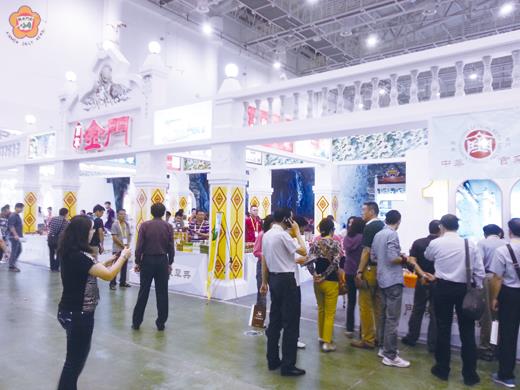 第七屆海峽兩岸文化產業博覽交易會昨在大陸福建廈門國際會議展覽中心開幕，金門館展出金酒、風獅爺等各項富含金門文化元素的創意文創品，吸引大批民眾駐足瀏覽採購。
（縣府建設處提供）