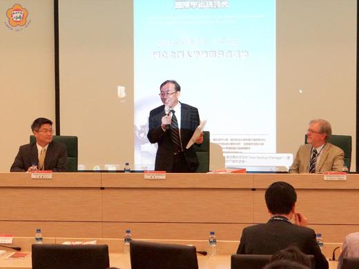 「中國崛起與錯綜複雜的東亞發展」國際研討會昨日在國立金門大學舉行開幕式，由金大校長黃奇（中）主持。（許加泰攝）