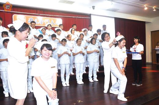   國立金門大學護理學系第一屆加冠典禮，昨晚溫馨舉行：衛福部金門醫院護理科主任蔡佳霖、金大護理學系系主任吳秀麗為護生戴上護士帽。（許加泰攝）