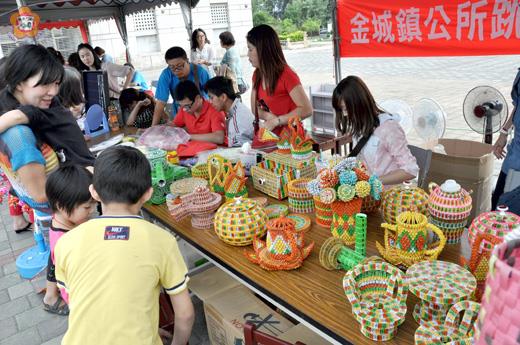 　環保局舉辦「回收再利用 金正讚」再生物品展售暨二手物交流活動，宣導廢棄物回收再利用觀念。（李金鎗攝）