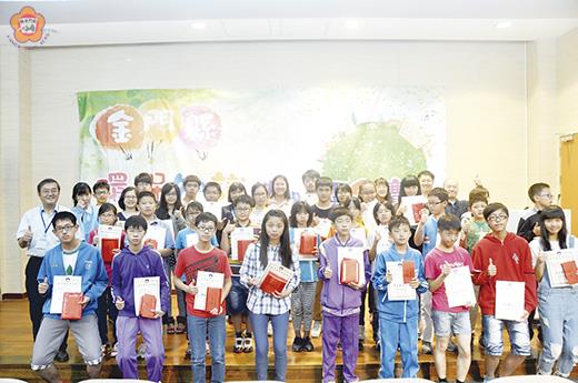 環保局辦理「103年金門縣環保知識挑戰擂台賽」活動,競賽各組前十名得獎者合影。(許加泰攝)