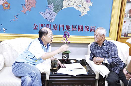 　縣長李沃士昨會見烈嶼「中華民國萬歲碑」地主羅鐵龍先生，對於他同意不拆除，願讓這塊極具文資保存價值的碑石在原地保留，李縣長由衷表示謝意。（翁維智攝）