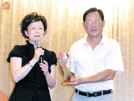   「海外華文女作家協會」在文化局及胡璉基金會邀請下，一行九十人昨自廈門小三通抵金交流，副會長張純瑛分別贈送紀念盃給上述兩單位，由李錫隆、吳秋穆等代表接受。（文化局提供）