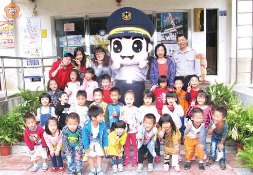   寧中小附設幼兒園幼生至金寧分駐所校外教學，於門口合影。（金寧分駐所提供）