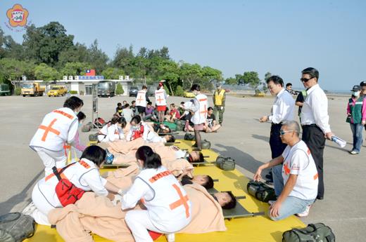金門航空站昨辦理103年度機場內空難災害防救演習，演練過程逼真。（李金鎗攝）