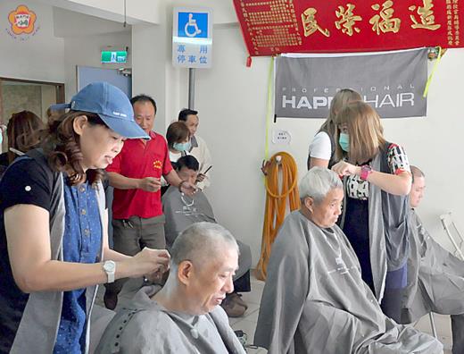 「快樂髮型」以義剪造福榮民。
（金門榮服處提供）
