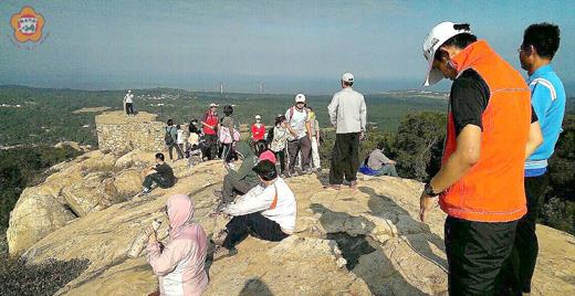   文化局「浯洲仙山傳奇－挑戰豆腐古道」活動昨開跑，七十餘位民眾一同登古道訪幽尋古，飽覽東半島風光，搭配解說下，讓民眾更深一層認識蔡厝古道。（文化局提供）