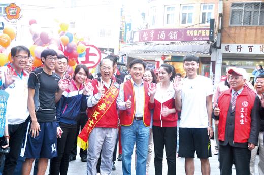   身兼國民黨副主席的台北市長郝龍斌昨日跨海來金門為國民黨提名的縣長候選人李沃士，以及黨籍參選人輔選，圖為掃街拜票一景。（許加泰攝）