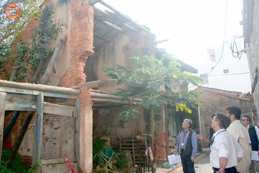 縣府昨舉辦103年度災害後危險建築物緊急評估作業動員演練,圖為評估人員到金沙鎮信義路評估災後危險建築物損害情形,以維民眾居住和財產的安全。(楊水詠攝)