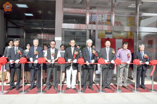 臺灣中小企業銀行金門分行開業暨剪綵儀式由臺灣中小企業銀行董事長黃添昌等共同主持。
（李金鎗攝）