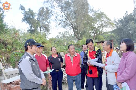 盧志輝（左一）、陳昆第（左四）、章朝枝（左三）等會勘「沙溪一劃段565號」土地。（張建騰攝）