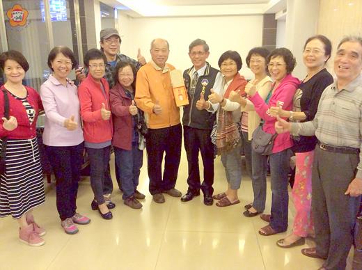 高雄市七賢國中退休教師暨家屬一行，組團蒞金參訪，並與曾在七賢國中擔任過五年半校長的金門縣副縣長吳友欽相見歡。
（照片由許清練提供）