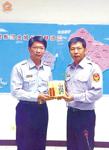   金門縣警察局金城分局金寧分駐所接獲民眾報案查獲二名大陸偷渡客，金城分局長顏榮泰代表警察局長謝榮隆頒贈破案茶予金寧分駐所所長董健達等偵辦同仁。（金城警分局提供）