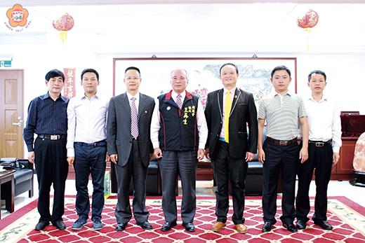   湖南省沅陵縣交流考察團由縣長龔琪偕同湖南省世界語協會主席劉鐵山一行共6人，拜訪金門縣議會，受到議長王再生歡迎並合照。（莊煥寧攝）