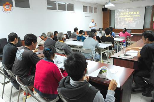 動植物防疫所開辦「一○三年草食家畜教育宣導講習會」，邀請國立中興大學獸醫學系副教授莊士德抵金開講。（董森堡攝）