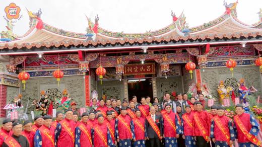 呂氏宗親宗長呂聰明（前右七）、呂瑞泰（前右五）等與金門縣長李沃士（前右六）在西村呂氏宗祠前合影。
 （張建騰攝）