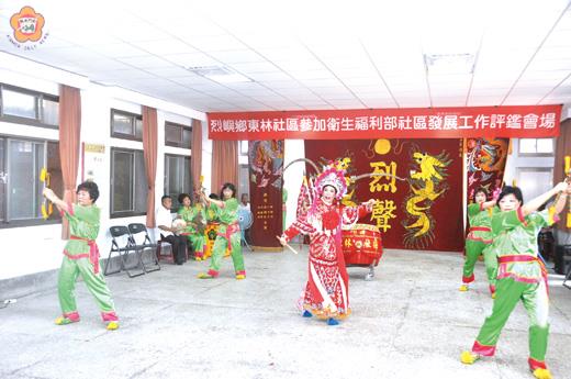   烈嶼南聲閩劇團、東林鑼鼓隊是東林主要的民俗技藝團隊，早年盛極一時，東林社區努力傳承發揚地方文化，希望讓更多人走入東林、巡禮東林：劇團老師傅、婆婆媽媽努力來傳承閩劇。（許加泰攝）