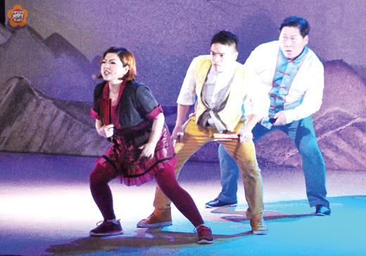   朱德剛、杜詩梅、林東緒等三位喜劇演員，以精湛演技詮釋中國四大愛情傳說，生動肢體、經典又饒富趣味的對白引發哄堂大笑。（陳麗妤攝）