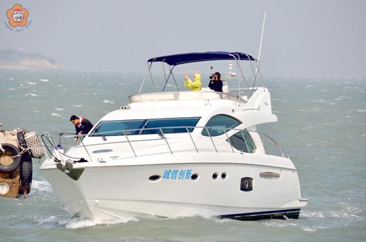 大陸籍遊艇「誠信創新」號昨日上午自廈門五緣灣直航金門水頭碼頭，由於係廈門遊艇小三通「試航」金門首例，有著兩岸遊艇通航與遊艇旅遊試水溫創舉，受到金門相關人士歡迎。（李增汪攝）