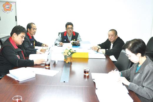   縣議會定期會分組審查中，各審查委員會議員針對權責所屬的議案進行審慎的審議。（莊煥寧攝）