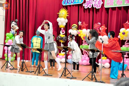   國小英語讀者劇場，學生藉著上台表演展現平日練習英語的成果。（許峻魁攝）