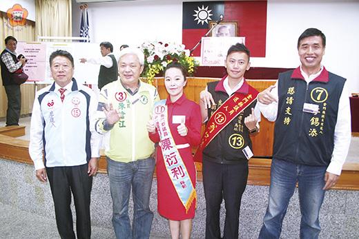   第六屆議員選舉第一選舉區到場參加抽籤候選人，右起：李錫添、翁銘駿、陳衍利、陳滄江、廖進入等五人。（楊水詠攝）