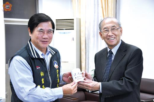   義守大學榮譽校長傅勝利昨日前往金門縣政府拜會，受到秘書長盧志輝熱烈歡迎。（李增汪攝）