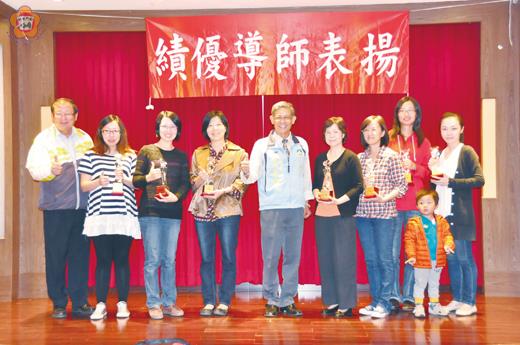 績優導師表揚，地區獲獎國中教師合影。（許峻魁攝）