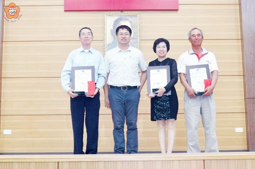   環保局頒獎表揚了今年度推動環境教育有功人員，金寧國民中小學等團體與個人合影留念。（莊煥寧攝）