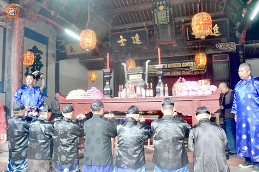 瓊林蔡氏家廟秋祭祭祖儀典，昨日隆重舉行，宗族長老身穿長袍馬褂，持香、敬酒跪拜，緬懷祖德。（許加泰攝）