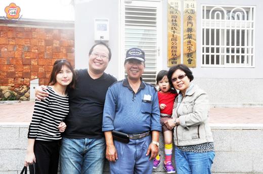   瓊林俊彥蔡孟璁牙醫師輪值「新婚頭」，隨同父親蔡樹名從台中回鄉「做新婚頭」，一家人感受金門宗族傳統古禮祭典的隆重，也感受故鄉的情誼。
（許加泰攝）