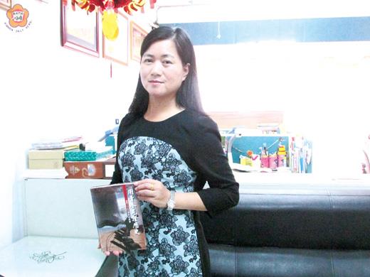   苦學有成的作家寒玉，繼《半生戎馬在金門│老榮民的故事》後，最近又出書了。（翁維智攝）