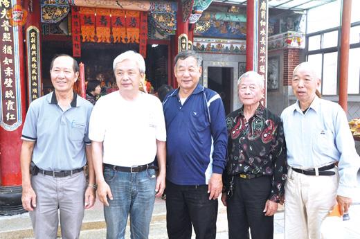   後浦西門境鳳翔社區宏德宮梁王爺千秋聖誕，縣議員陳滄江，昨紛往拈香膜拜，敬獻果品及爐敬金。（翁維智攝）