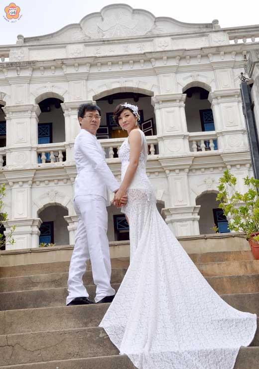   結婚已十三年了，鄭麗慧（右）和翁明輝（左）才有機會補拍婚紗。鄭麗慧說：婚紗可以補拍，人生不能重來！珍惜當下，把握幸福，才是最重要的！
（張建騰攝）