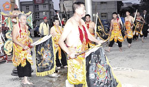 童乩是神與人之間的媒介。（張建騰攝）