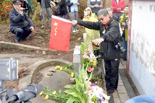 古寧頭戰役65週年，中國陸軍28軍網號召當年參戰共軍遺族抵金寧鄉安岐「萬軍營」祭奠英靈。（翁維智攝）