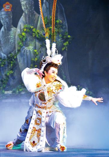   明華園戲劇總團，訂於十二月十二日晚間七時假縣立體育館演出「濟公活佛之雪狐情」，由國寶級表演藝術家孫翠鳳領銜主演，歡迎鄉親共襄盛舉。（文化局提供）