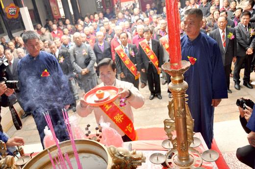 金門縣潁川堂陳氏宗親會舉行祭祖大典，當選第六屆縣長的陳福海擔任主祭官，率「十三陳」各股宗親代表遵循古禮祭拜，敬獻爐敬金。（李金鎗攝）