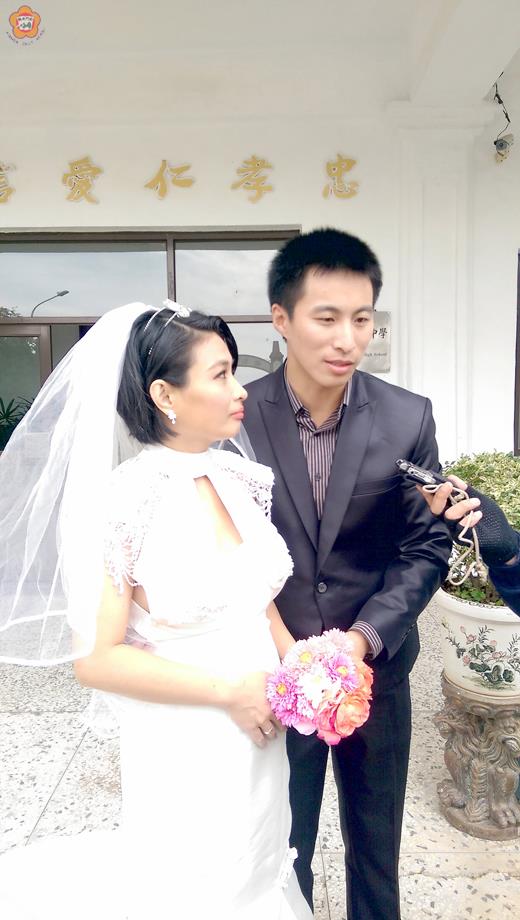 蔡葉勳(右)及陳心禾(左)兩人跨越年齡,共結連理,近日更返回故鄉拍攝婚紗。(許峻魁攝)