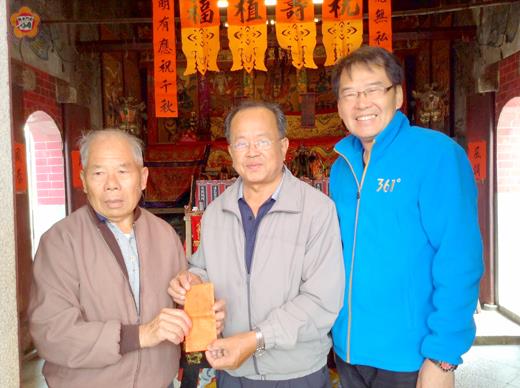 賢庵里吳厝社區仰峰宮吳府王爺千秋作醮慶典，石兆瑉由賢庵里長盧志嶢陪同上香祝禱，敬獻爐敬金祈祝神威護佑。（李金鎗攝）