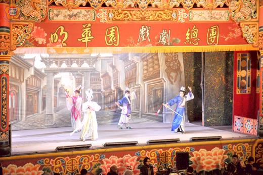   明華園戲劇總團在縣立體育館後側廣場進行一場大型的「濟公活佛之雪狐情」傳統戲劇精彩演出。（莊煥寧攝）