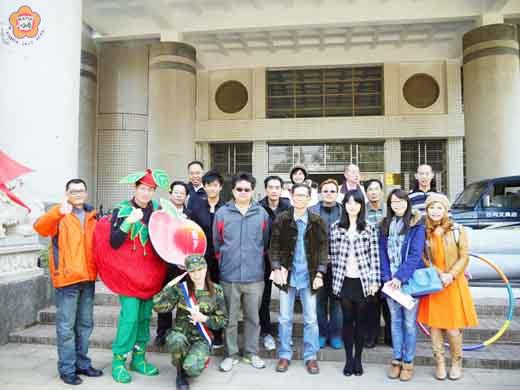   金門縣街頭藝人考證表演審查會昨登場，五十七人報名，共計有二十組五十一人通過，將領到文化局核發的兩年有效期金門縣「街頭藝人證」，可於規定之公共表演空間表演。（文化局提供）