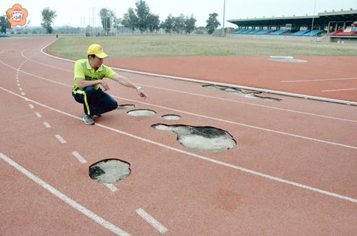 金門縣運動場田徑場跑道遭不明挖掘破壞，跑道上坑坑洞洞，體育場場長許換生到場察看，並向金城派出所報案，也提醒前往運動的鄉親特別小心，以免跌倒遭受身體損傷。（莊煥寧攝）